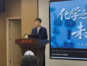 男人站在電視前 AI 生成的內(nèi)容可能不正確。