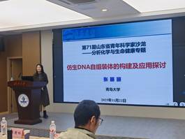 圖片包含 人, 室內(nèi), 建筑, 桌子 AI 生成的內(nèi)容可能不正確。